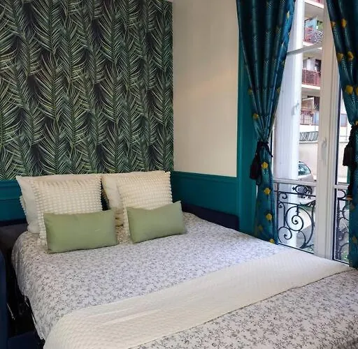 French Luxury Paryż